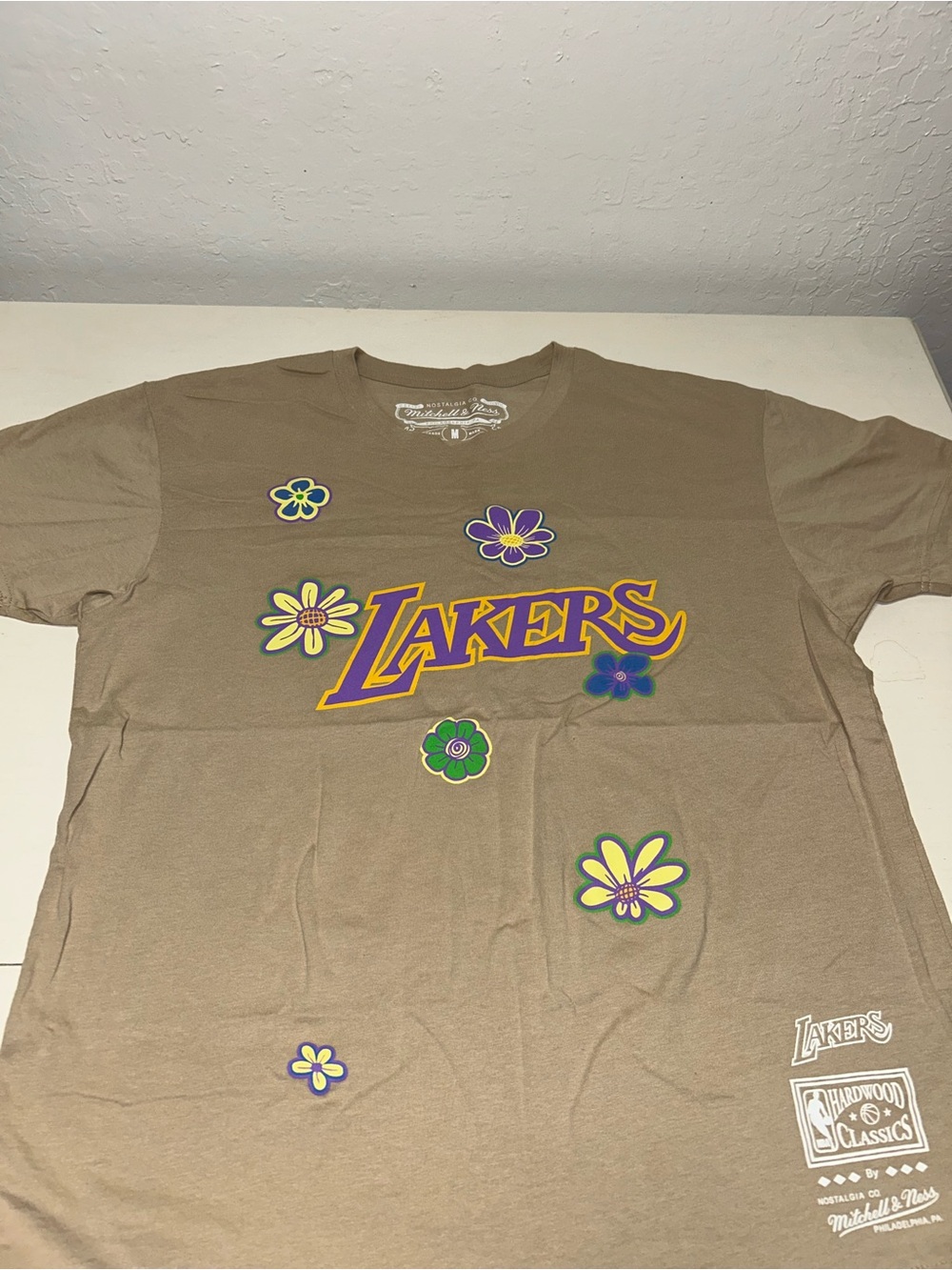 Mitchell & Ness Women’s Los Angeles Lakers Floral T-Shirt Size Medium